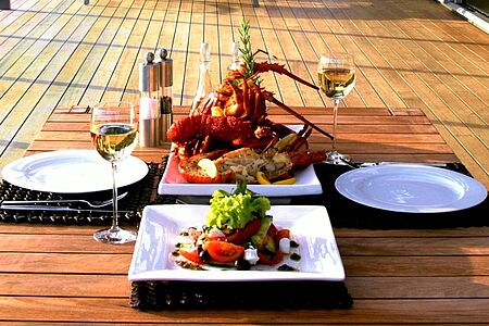 Hawkes Bay Sights and Food Zwei Worte kennzeichnen die Hawkes Bay: Wein und Land. Ein lokaler Guide zeigt Ihnen gern die schönsten Weingüter, Obstplantagen, Bauernmärkte und einsamen Strände. Oder machen Sie selbst eine Weintour und gönnen Sie sich zwischendurch ein Gläschen Sauvignon Blanc und ein köstliches Stück Käse. Dies geht auch hervorragend mit dem Fahrrad auf einem der drei Hawke's Bay Trails.