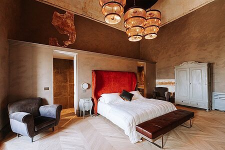 Deluxe Suite Verschönert mit einem exklusiven Dekor und moderner Raffinesse, gepaart mit einem maßgeschneiderten Innendesign, sind diese Suiten eine Einladung, den Lebensstil des Palastes zu entdecken. Großzügig, von 35 m² bis 46 m², mit einem geräumigen Wohnbereich oder einem großen offenen Kamin. Verwöhnen Sie sich in luxuriösen Badezimmern mit begehbarer Dusche oder Badewanne mit Whirlpool-Dusche.