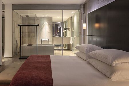 Mamilla Suite (ca. 52 qm) Diese Suite präsentiert sich unter anderem mit einem begehbaren Kleiderschrank und zwei Flachbildschirm-TVs. Das Wohnzimmer lässt sich auf Wunsch optisch vom Schlafbereich separieren; das Luxusbad ist offen und einladend. Gäste der Mamilla Suite erleben zudem BVLGARI VIP Annehmlichkeiten, eine integrierte Minibar und optional schöne Ausblicke auf die alte Stadtmauer.