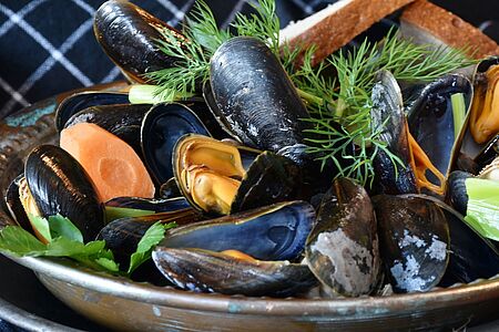 Kochkurs mit einem Einheimischen Freuen Sie sich auf ein echtes portugiesisches Gastro-Erlebnis! Ein einheimischer Feinschmecker bringt Ihnen bei, was hierzulande in den privaten Küchen Raffiniertes gezaubert wird. Rund drei Stunden lang lernen Sie, wie die besten "Petiscos" (Tapas) zubereitet werden und dürfen sich die dann natürlich auch auf der Zunge zergehen lassen. Mmmh...einfach köstlich!