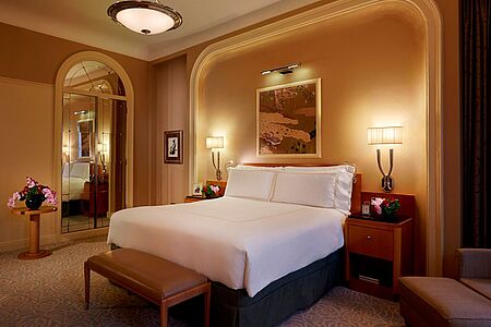 Luxury King River View Rooms (ca. 43qm) Die Zimmer zeichnen sich durch ihre wunderschöne Aussicht auf die Themse aus. Sie stellen die größten Zimmer des Savoy Hotels dar und verfügen über einen großen Wohn- und Schlafbereich mit Kingsize-Bett. Die marmornen Badezimmer sind mit einer Walk-In Dusche und einer separaten freistehenden Badewanne ausgestattet.