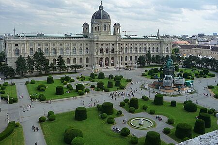 Tafeln im Kunsthistorischen Museum Farben, Formen und Figuren sättigen vielleicht die Augen. Aber wie sieht es mit leiblichen Gelüsten aus? Wie gut, dass wir Ihnen im Kunsthistorischen Museum unter der prachtvollen Kuppelhalle auch ein göttliches Mahl anbieten können, das natürlich auch optisch ein Meisterwerk ist.