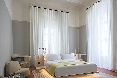 Junior Corner (ca. 40  -42 qm) Die offen gestaltete Junior Corner Suite überzeugt durch schöne Ausblicke auf Mittelmeer und Poollandschaft. Sie profitieren unter anderem von einem privaten Balkon, einer überaus stilvollen Einrichtung sowie einem behaglichen Lounge-Bereich.