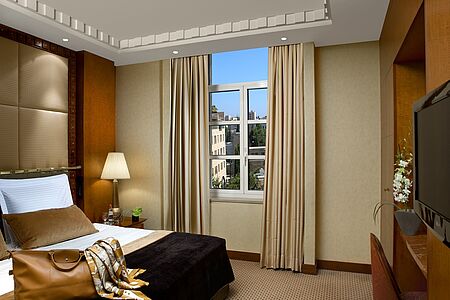 Deluxe Suite mit Jacuzzi & Veranda 98 qm Die Deluxe Suiten bieten Ihnen einen atemberaubenden Blick auf die Altstadt, ein geräumiges Wohnzimmer, ein großes Schlafzimmer, ein privater Balkon, handgefertigter Parkettboden, ein großes Badezimmer mit Whirlpool und Walk-In Dusche sowie eine separate Gästetoilette