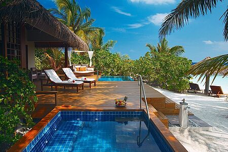 Baros Pool Villa (ca. 134qm) Die Baros Pool Villen wurden nahe des Strandes erbaut und sind von üppiger, exotischer Vegetation umgeben. Diese Villen eignen sich besonders für Honeymooner und alle, die ihre Ruhe und Privatsphäre schätzen. Wie die anderen Villen wurden auch die Baros Pool Villen sehr stilvoll und luxuriös ausgestattet, verfügen aber zusätzlich über einen privaten Pool.