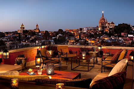 Rosewood San Miguel de Allende Seit der Eröffnung im Jahre 2011 wurde da Rosewood San Miguel de Allende als eines der besten Hotels in Mexico und sogar weltweit ausgezeichnet. Das Design des Hotels erinnert an eine Hacienda und an die reiche Geschichte der Kolonialarchitektur. Dieses Hotel ist eine Hommage an die geschichtsträchtige Vergangenheit von San Miguel de Allende und bleibt dennoch der Rosewood-Philosophie treu.
