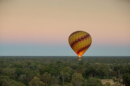 Heißluftballon-Safaris bei Sonnenaufgang Erleben Sie die faszinierende Landschaft und die phänomenale Tierwelt des Okavango Deltas im Heißluftballon. Schweben Sie über grün-bläulich schimmernde Kanäle und Lagunen und beobachten Sie Flusspferde und Sumpfantilopen. Direkt nach der Landung stoßen Sie mit Champagner auf die bezaubernde Schönheit des Deltas und Ihre Flug-Safari an.
