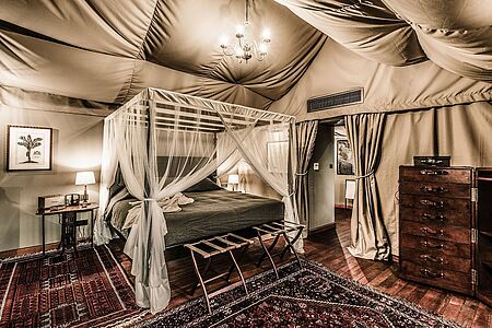 Two Bedroom Tents (ca. 75 qm) Die beiden Two-Bedroom Tents werden bevorzugt von Familien gebucht: auf 75 Quadratmeter mangelt es an nichts. Zwei Schlafräume, ein luxuriöses Bad und sogar Aircondition machen Ihren Aufenthalt zum reinsten Genuss.