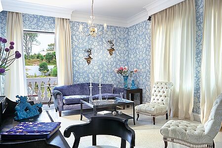 Suite Mandola Meerblick Diese Suiten bieten eine perfekte Mischung aus altmodischer Gastfreundschaft und modernen Annehmlichkeiten. Brokattapeten, Samtkopfteile für Ihr Bett, ein Sessel in Doppelgröße, Bettdecken aus Seide und antike Möbel machen diesen Rückzugsort zu etwas besonderem. Ein Kingsize-Bett sowie ein zusätzliches Einzelbett erwarten Sie, ebenso wie ein Marmorbadezimmer mit Perlmutt-Mosaik.