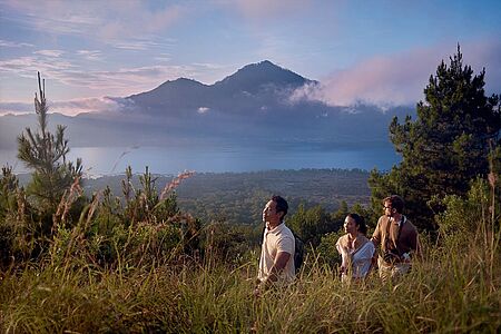 Höhepunkte auf dem Mount Batur Erkunden Sie den Batur Geopark. Cruisen Sie in einem Off-Road Fahrzeug über erkaltete Lavafelder, wandern Sie zum Kraterrand und erleben Sie einen unvergesslichen Sonnenaufgang sowie atemberaubende Blicke zu den Nachbarvulkanen Abang, Agung und Rinjani. Später können Sie Ihre Energie bei einem Bad in einer natürlichen heißen Quelle wieder auftanken.