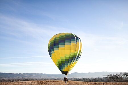 Magische Momente im Heißluftballon Genießen Sie märchenhaften Luxus auf dem Fliegenden Teppich der Moderne: Im Heißluftballon schweben Sie über die Palmeraie, die geheimnisvollen Hügel von Jibilet und übers unberührte Atlasgebirge. Buchen Sie den Ballon für romantische Momente zu zweit.