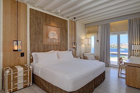 Superior Sea View Room Mit einem zauberhaften Blick auf die Ägäis sind diese stilvollen Räume mit einem Schreibtisch und einem Loungesessel ausgestattet.
Alle verfügen über einen Balkon oder eine Terrasse mit einem Tisch, Stühlen und wenn es die Platzverhältnisse erlauben, Sonnenliegen. Sie bieten Platz für zwei Personen in einem Kingsize-Bett, einem Doppelbett oder zwei Einzelbetten. Badezimmer mit Dusche oder Badewanne. Bis zu 20 m².