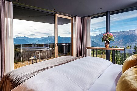 Premium Villa (ca. 232 qm) Die Premium Villa ist eine private Ruheoase in Alleinlage. Hier finden bis zu acht Personen mühelos Platz. Diese Pluspunkte können sich definitiv sehen lassen: zwei Master-Schlafzimmer, ein Kinderzimmer, drei Luxusbäder, ein beheizter Pool, eine Sauna, eine maßgeschneiderte Designer-Küche, ein Wohn- und Essbereich sowie ein unvergleichliches Panorama – premium at its best!