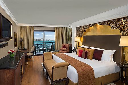 Deluxe King Seaview (ca. 46 qm) Das Deluxe King Seaview Zimmer ist für zwei Gäste konzipiert, die es sich im Kingsize-Bett des Zimmers bequem machen können. Neben dem traumhaft orientalisch anmutenden Gesamtbild ist das große Highlight dieser Kategorie ein Balkon, der einen schönen Blick auf den arabischen Golf ermöglicht. Das Badezimmer verfügt über eine übergroße Badewanne und eine separate Regendusche.