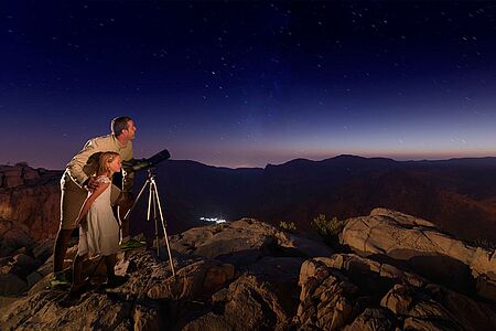 Star Gazing: Sternebeobachtung am Jebel Akhdar Der Jebel Akhdar ist Teil des Al Hajar Gebirges und mit seinen Tälern, Hochebenen und Gipfeln wirklich einzigartig. 2.000 Meter über dem Meer und ganz ohne störende Lichtverschmutzung können Sie hier mit bloßem Auge oder mit professionellem Equipment den funkelnden Sternenhimmel beobachten – ein Erlebnis der Extraklasse!