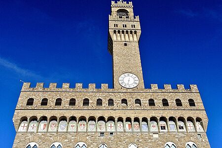 Secret Dinner im Palazzo Vecchio In der ehemaligen Residenz Leonardo da Vincis schwingt Michelin-Sternekoch Vito Mollica exklusiv für einige Gäste des Hotels Savoy den Kochlöffel. Sie tafeln in einem geräumigen Speisesaal nahe des Palazzo Vecchio mit Blick auf den Dom und erleben von der Dachterrasse aus einen traumhaften Sonnenuntergang über Florenz.