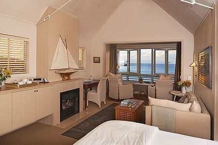 Bridge Room Weit oben gelegen, besticht der Bridge Room mit einer atemberaubenden Aussicht auf den weißen Sandstrand und die Bucht. Eine schöne Terrasse, eine traditionelle innenliegende Veranda und eine offene Feuerstelle bieten viel Platz zum Entspannen und eine warme Atmosphäre. In diesem Zimmer kann außerdem ein bis zu 12 Monate altes Kind beherbergt werden.