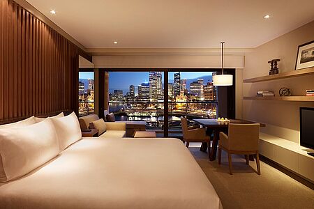 King Harbour Room (ca. 40 qm) Das Zimmer verfügt über ein Kingsize-Bett und einen Balkon mit atemberaubendem Blick auf die Oper, die Harbour Bridge oder die Skyline Sydneys. Gerne buchen wir Ihnen dieses Zimmer auch mit Twin-Betten.