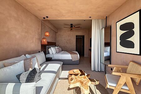 Sapphire Open Plan Suite mit Pool Die Sapphire Open Plan Suite mit Swim Up Pool ist im Erdgeschoss gelegen. Auf der Terrasse befindet sich der Zugang zum Gemeinschaftspool samt einem herrlichen Meerblick.