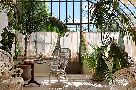 Greenhouse Suite (ca. 75 qm) Die zauberhaften Greenhouse Suiten, die im Wintergarten unterhalb des Italienischen Gartens eingerichtet wurden, zeichnen sich durch ihre moderne Inneneinrichtung aus, die einen Kontrast zu der klassischen Eleganz der Hauptvilla bilden.