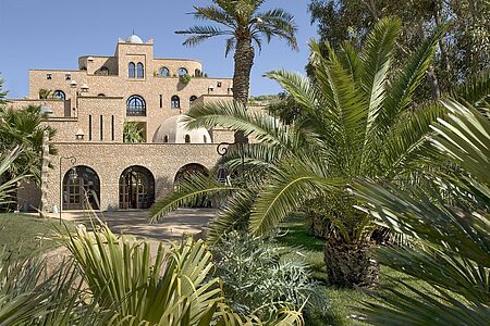 La Sultana Oualidia Willkommen in einer Oase der Erholung und Entspannung - im La Sultana Oualidia, das Sie in einem kleinen Dörfchen direkt an der atlantischen Küste empfängt. Genießen Sie die Abgeschiedenheit und Ruhe dieses intimen Luxushotels im Landhausstil, dessen Gärten direkt an eine Lagune grenzen.