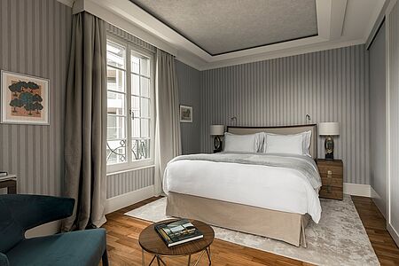 Single Classic (21-26 qm) Holzfußböden und eine Auswahl pastellfarbener Möbel und Tapeten wurden speziell auf die Chenot-Philosophie abgestimmt. In unseren Zimmern können Sie wohltuende Momente der Entspannung verbringen. Regenerieren Sie Ihren Körper und tanken Sie neue Energie.