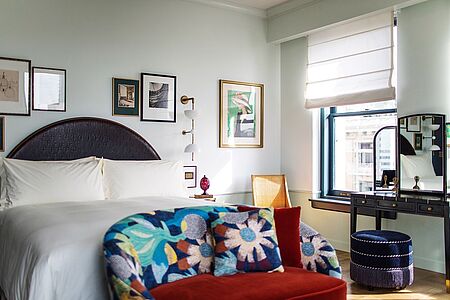 Suite Die geräumige Suite mit Kingsize-Bett und separatem Sitzbereich lädt zu süßen Träumen ein. Die begehbare Dusche mit Terrazzoböden erfrischt nach einem langen Tag am Pool und macht Lust in das aufregende Nachtleben von LA einzutauchen oder an der Giannini-Bar in der Hotellobby noch nach Stars Ausschau zu halten.