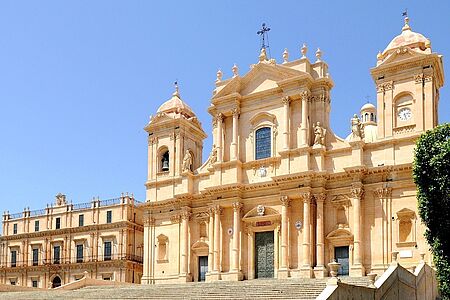 Der Zauber von Syrakus und Noto  Syrakus ist die viertgrößte Stadt Siziliens und begeistert mit archäologischen Stätten, barocken Plätzen, mittelalterlichen Gassen und lässigem Chic. Erleben Sie das UNESCO-Welterbe mit Ihrem privaten Guide! Anschließend empfängt Sie das malerische Barock-Dörfchen Noto mit majestätischen Kalksteingebäuden und dem berühmten verschnörkelten Balkon.