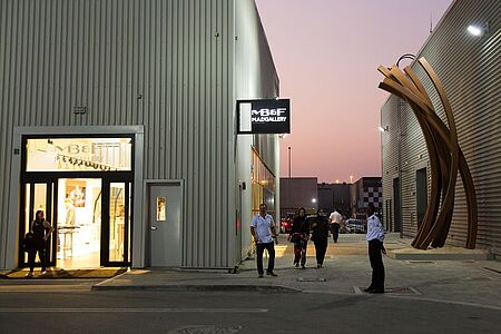 Kunst im Industriebezirk Auf den ersten Blick scheint der Industriebezirk das Gegenteil einer Touristenattraktion zu sein. In Wirklichkeit ist es ein lebendiges Viertel voller Kunst, Bars und Restaurants und zahlreiche Galerien warten darauf, von Ihnen entdeckt zu werden. Lassen Sie sich von einem deutschsprechenden Guide in den Bann dieses pulsierenden Viertels ziehen. Dauer: 2 Stunden