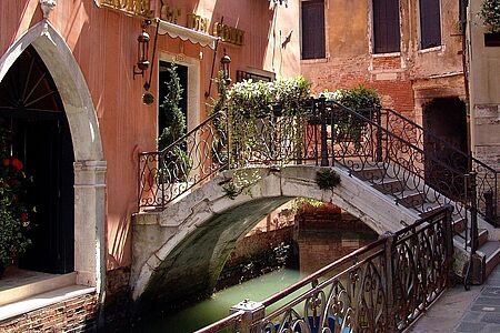 Unbekanntes Venedig Unternehmen Sie einen entspannten Rundgang durch Venedig und seine ungewöhnlicheren Locations. Verlassen Sie die ausgetretenen Pfade und entdecken Sie das traditionelle Leben Venedigs.