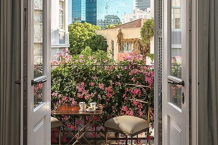 King Albert Suite (ca. 75 qm) Hier verteilen sich ein großzügig geschnittenes Badezimmer, ein individuell gestalteter Sitzbereich, eine voll ausgestattete Kitchenette und viele weitere Annehmlichkeiten. Der French-Style-Balkon bietet Ihnen unter anderem Ausblicke in den Hotelgarten. Die lichtdurchflutete King Albert Suite eignet sich bestens für Honeymooner und Familien.