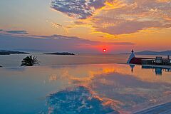 Sundowner Mykonos Bill & Coo Suites and Lounge