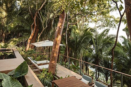 Villa Banderas 127 qm Diese Villa ist wie eine epische kleine Blase, wo raumhohe Fenster eine frische Brise, Leben und Energie hereinlassen. Das große Wohn- und Esszimmer, eingebettet von einem Vordach, erstreckt sich bis auf die Terrasse, welche mit einem Swimmingpool ausgestattet ist.