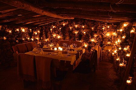 Dinner im ehemaligen Kuhstall Verpassen Sie nicht das wohl romantischste Dinner weit und breit! In einem ehemaligen Kuhstall in den Wohnräumen eines jahrhundertealten traditionellen Hauses verwöhnt Sie Ihr privater Koch mit Gerichten, die auf einem traditionellen Lehmofen zubereitet werden, während der Raum von hunderten Kerzen erhellt wird.