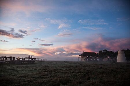 Segera Retreat  Im Herzen des einzigartigen Laikipia Plateau direkt im Norden des Äquators heißt Sie das exklusive Segera in einem Naturschutzgebiet Willkommen. Als Teil der Wilderness Collection legt das Luxusresort viel Wert auf Nachhaltigkeit sowie auf soziale und finanzielle Gerechtigkeit, was sich im 4C-Konzept niederschlägt – „Conservation“, „Community“, „Culture“ und „Commerce“.