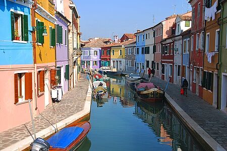 Insel-Hopping durch die Lagune Tauchen Sie bei einer Bootsfahrt zu den Inseln Murano, Torcello und Burano in die Geschichte Venedigs ein und entdecken Sie lokales Kunsthandwerk. Sehen Sie Glasbläser, einzigartige Spitzen und bunte Häuser. Bewundern Sie die byzantinische Kathedrale und ihre faszinierenden Mosaike.