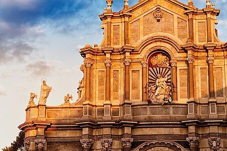Best of Catania  In der Hafenstadt am Fuße des Ätna brodelt das Leben. Folgen Sie Ihrem privaten Guide zur Piazza del Duomo mit dem originellen Elefantenbrunnen und der reich verzierten Kathedrale, zum Bellini-Theater, in die Achillean Therme und auf den üppig gefüllten Fischmarkt La Pescheria. Was hier angeboten wird, bereichert die umliegenden Fischrestaurants.