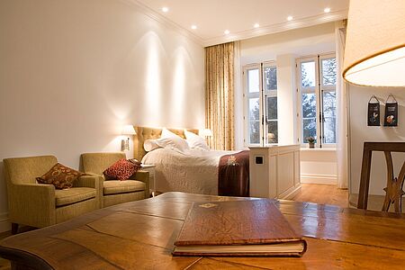 Deluxe Double Drei der jeweils unterschiedlichen Doppelzimmer im Haupthaus sind als Deluxe Double klassifiziert. Zur Ausstattung gehören teilweise eigene Balkone sowie äußerst üppig ausgestattete Bäder.