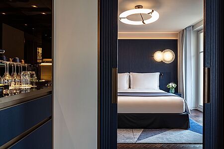One Bedroom Suite (ca. 55 qm) Die Atmosphäre dieser Suiten lässt sich getrost als sanft, zeitgemäß und elegant bezeichnen. Die französische Lebensart hervorhebend, ist jede einzelne One Bedroom Suite in ihrer Einrichtung und ihrem Design einmalig. Schöne Blicke auf Paris und Saint-Germain-des-Prés sind Ihnen sicher.