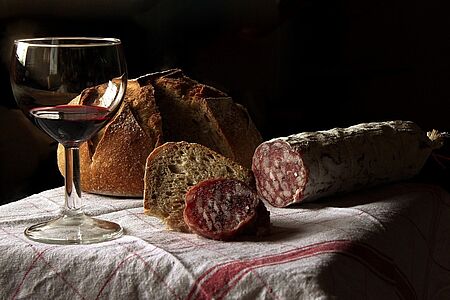 Die edlen Tropfen der Planeta Ulmo Estate & Winery  Eines der schillerndsten Weingüter der Insel gewährt Ihnen private Einblicke, eine Verkostung von vier Nero d`Avola Weinen und einen typisch sizilianischen Aperitivo samt Lunch zum Finale. Was Mitte der 80er Jahre für drei junge sizilianische Wein-Enthusiasten als Abenteuer begann, ist heute ein Riesending auf 365 Hektar Rebfläche.