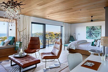 Oceanview Suite Neben dem fantastischen Blick wird Sie die Ocean View Suite mit ihrer geschmackvollen Einrichtung und dem luxuriösen Bad mit begehbarer Dusche und separater Badewanne begeistern. Vom Bett aus blicken Sie direkt auf den indischen Ozean.