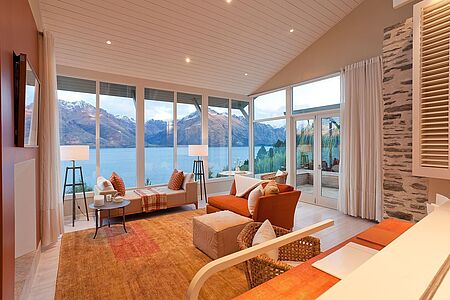 Matakauri Lodge Im wunderschönen Süden, genauer gesagt am tiefblauen Wakatipu-See, erwartet Sie das Luxushotel Matakauri. Die edle Lodge bietet elf großzügige Suiten mit jeweils eigenen Terrassen, von welchen der Großteil in sehr privaten Cottages untergebracht ist. Die einzigartige Lage garantiert Ihnen einen Panoramablick auf eine beeindruckende Bergkette und glitzerndes Wasser.