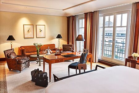 Junior Suite unter den Linden (ca. 58 qm) In dieser Suite werden Sie vom Ausblick auf die Allee Unter den Linden ebenso begeistert sein wie von der noblen Ausstattung. Neben einem voluminösen Bad ist hier auch ein vollwertiger Platz zum Arbeiten integriert.