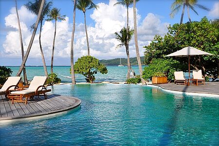 Das mehrmals ausgezeichnete Resort liegt auf einer traumhaften Privatinsel in der türkisblauen Lagune von Taha'a, die für ihre schwarzen Perlen bekannt ist. „Le Taha'a" bedeutet übersetzt „die Vanille Insel". Der Duft der Vanille liegt über der ganzen Insel und spielt mit Ihren Sinnen.