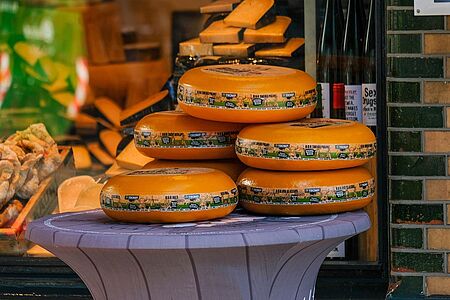 Erkunden Sie die Highlights von Amsterdam mit dem Tuk Tuk. Ein professioneller Guide erzählt Ihnen von Geschichte und Kultur der Stadt und bringt Sie zu einer Käseverkostung in der preisgekrönten Käserei Reypenaer. Sie probieren verschiedene Käsesorten und erfahren viel über die lokale Käseproduktion und die Geschichte des Familienunternehmens.