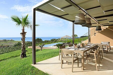 Die Villa Corallo befindet sich in erster Meerreihe und verfügt über zwei Etagen auf denen Sie einen Blick auf die sizilianische Landschaft genießen. Das Erdgeschoss umfasst ein Wohn- und Schlafzimmer sowie eine Küche. Im Atrium erwarten Sie Bambus und deckenhohe Fenster mit Blick aufs Meer. Drei Schlafzimmer im Obergeschoss mit eigenem Bad und Terrasse werden durch ein separates und räumlich getrenntes Schlafzimmer ergänzt. 