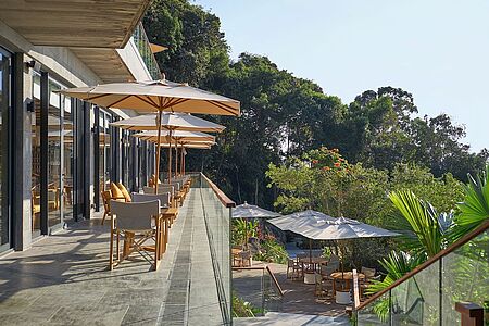 AHA Restaurant Im AHA Restaurant werden Ihnen neben asiatischen und regionalen Gerichten auch internationale Speisen serviert, die selbstverständlich mit nachhaltig angebauten Zutaten – viele davon wachsen im eigenen Bio-Garten – zubereitet werden.