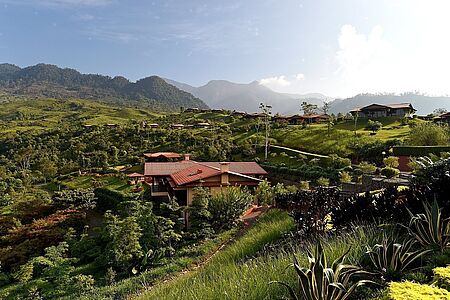 Hacienda Altagracia Als bestes, neues Luxushotel Mittelamerikas hat es die Hacienda AltaGracia ein Jahr nach ihrem Grand Opening auf die Conde Nast Hot List 2016 geschafft und markiert damit auch die Erschließung einer neuen Destination für Luxusreisende im Süden Costa Ricas.
