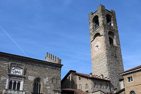 Private Sightseeing Tour Bergamo Besuchen Sie mit Ihrem Guide Bergamos Highlights wie den Palazzo della Ragione, den Palazzo Nuovo, die Kathedrale, die Basilika Santa Maria Maggiore, die Colleoni-Kapelle und ein perfekt erhaltenes altes Waschhaus. Blicken Sie von den venezianischen Verteidigungswerken weit in die Ferne, lassen Sie sich von den malerischen Gassen und Plätzen verzaubern.