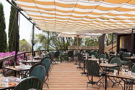 Restaurant Peligrill Für einen schmackhaften Lunch und ein romantisches Dinner können Sie gerne das toskanische Grill-Restaurant Pelligrill im Freien besuchen. Ein Menü, das Frische ausstrahlt, sowie der schöne Blick auf die Poolanlage und das herrliche Meer sind Ihnen garantiert.